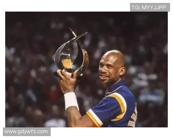 贾巴尔与姚明携手合影展现篮球传奇交融的辉煌瞬间